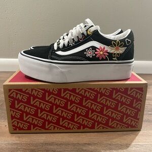 Van’s Women’s Old Skool Stackform with embroidery. *New*